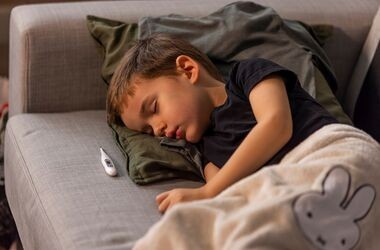 gorączkujące dziecko śpi, gorączka u dzieci, gorączka u niemowląt, co na gorączkę u dziecka, przyczyny gorączki u dzieci