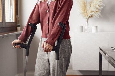 Kule ortopedyczne – rodzaje. Jak prawidłowo chodzić o kulach?