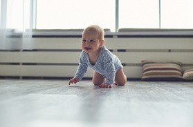 Kiedy dziecko zaczyna raczkować? Jak wspomagać naukę czworakowania?