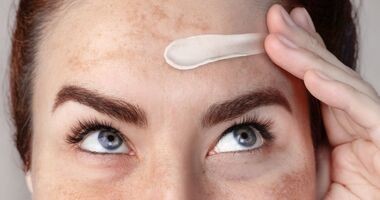 arbutyna, kosmetyki z arbutyną, arbutyna na przebarwienia, kobiec a twarz z przebarwieniami stosuje krem z arbutyną