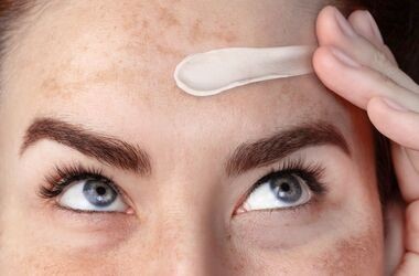 arbutyna, kosmetyki z arbutyną, arbutyna na przebarwienia, kobiec a twarz z przebarwieniami stosuje krem z arbutyną