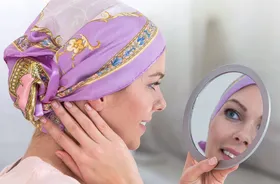 zabiegi kosmetyczne w trakcie choroby nowotworowej, leczenie onkologiczne a zabiegi medycyny estetycznej, kobieta z nowotworem patrzy w lustro