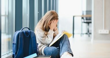 Smutna nastolatka w szkole