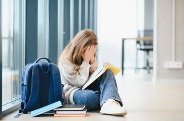 Smutna nastolatka w szkole