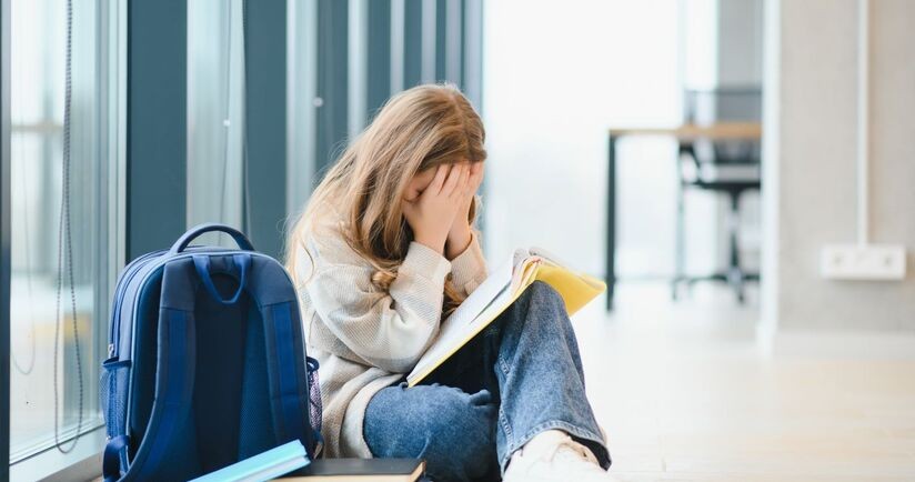 Smutna nastolatka w szkole