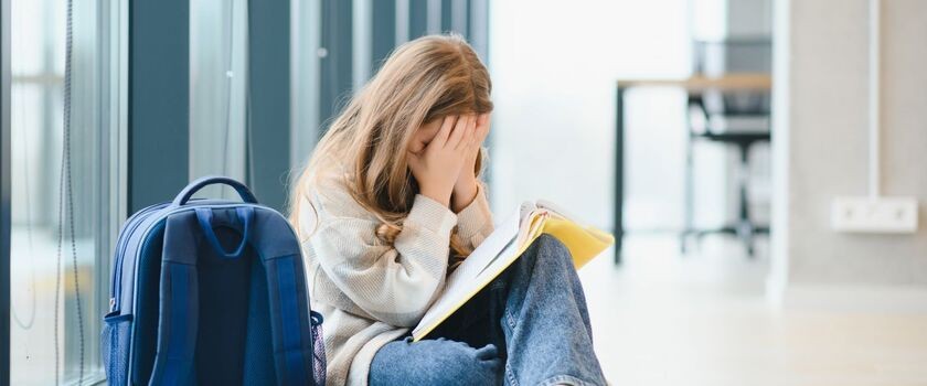Smutna nastolatka w szkole