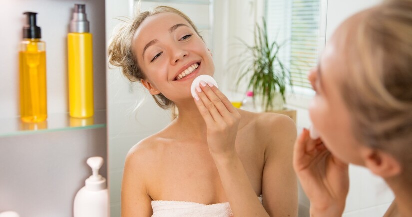 tonik do twarzy, jaki tonik do twarzy, jak działa tonik do twarzy, najlepszy tonik do twarzy, kobieta nakłada tonik na twarz przed lustrem