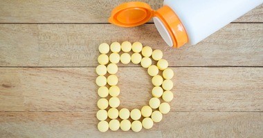 żółte tabletki ułożone w witaminę D
