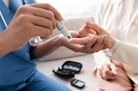 cukrzyca typu 2, objawy cukrzycy typu 2, mierzenie cukru glukometrem, badanie poziomu cukru
