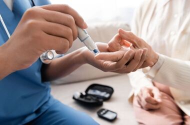 cukrzyca typu 2, objawy cukrzycy typu 2, mierzenie cukru glukometrem, badanie poziomu cukru