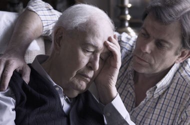 Starszy mężczyzna z chorobą Alzheimera