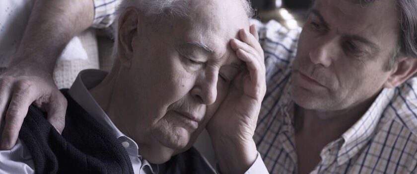 Starszy mężczyzna z chorobą Alzheimera