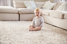Kiedy dziecko siada? Czy można sadzać dziecko i jak wspomagać naukę siadania niemowlaka?