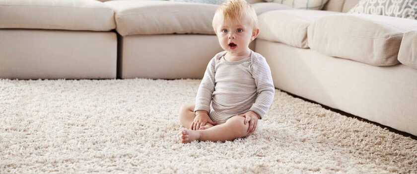 Kiedy dziecko siada? Czy można sadzać dziecko i jak wspomagać naukę siadania niemowlaka?