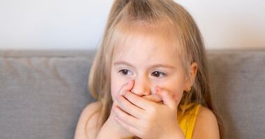 Dziewczynka zakrywająca usta. Liszajec zakaźny