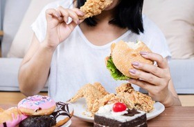 kobieta je niezdrowe jedzenie