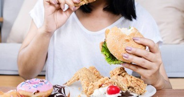 kobieta je niezdrowe jedzenie