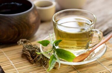 L-teanina, szklanka z zieloną herbatą, właściwości l-teaniny