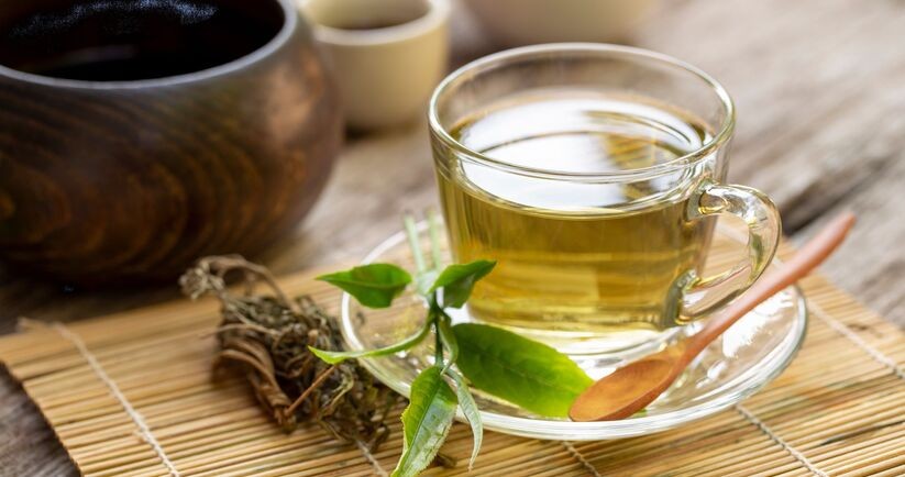 L-teanina, szklanka z zieloną herbatą, właściwości l-teaniny