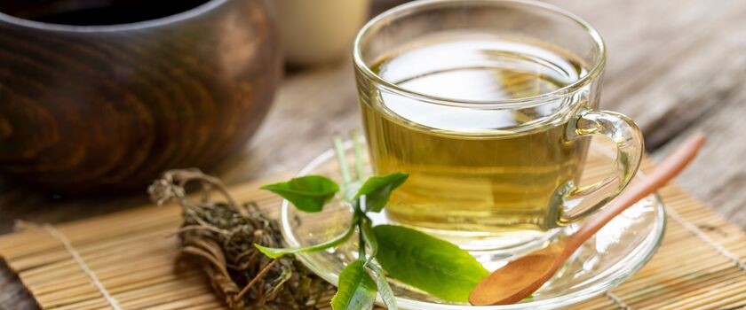 L-teanina, szklanka z zieloną herbatą, właściwości l-teaniny