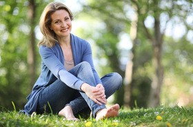 Menopauza – przyczyny i objawy. Przegląd preparatów na uderzenia gorąca, nocne poty, nerwowość i suchość pochwy