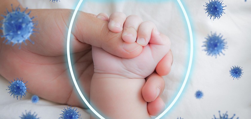 Rączka dziecka pod tarczą odporności