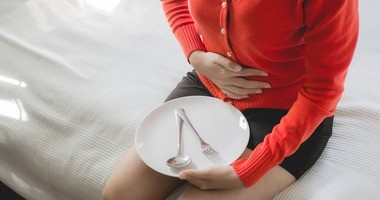 Kobieta z bólem brzucha po jedzeniu