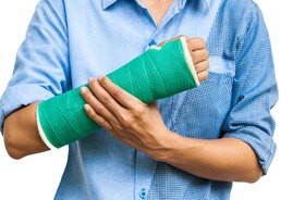 Złamana ręka – przyczyny, objawy, leczenie, diagnostyka. Rehabilitacja po złamaniu ręki