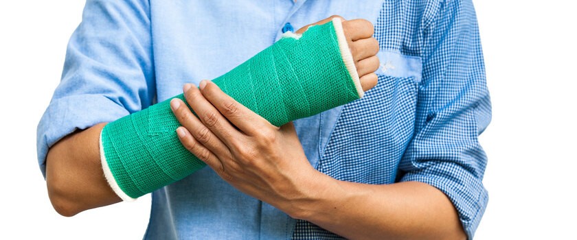 Złamana ręka – przyczyny, objawy, leczenie, diagnostyka. Rehabilitacja po złamaniu ręki