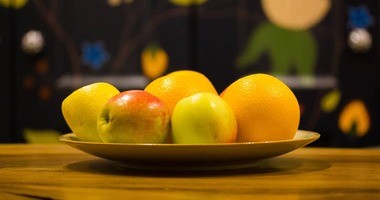 jabłka i pomarańcze na talerzu