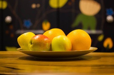 jabłka i pomarańcze na talerzu