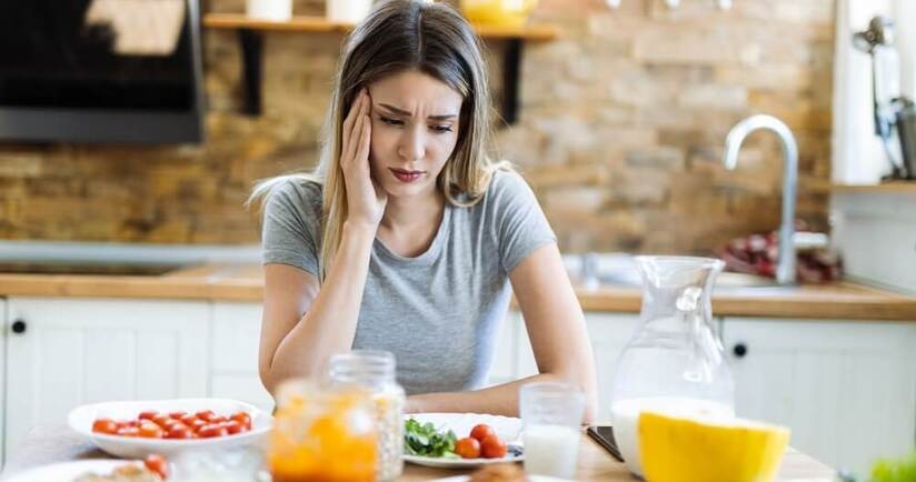 kobieta zastanawia się, co jeść przy zaburzeniach lękowych, zaburzenia lękowe a dieta, dieta przy nerwicy, nerwica a dieta