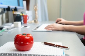 Licznik czasu w kształcie pomidora na biurku