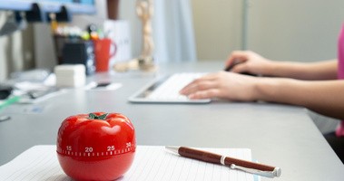 Licznik czasu w kształcie pomidora na biurku