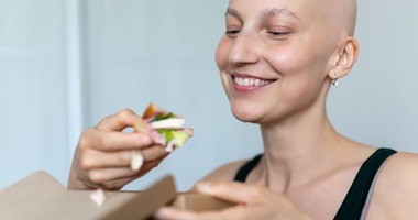 kobieta po chemioterapii odżywia się zdrowo
