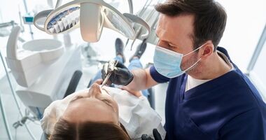 pacjent podczas leczenia dentystycznego, suchy zębodół, pusty zębodół