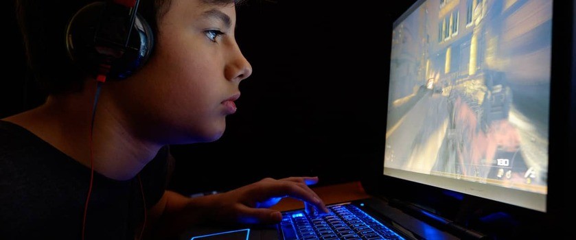 chłopiec gra w grę na laptopie
