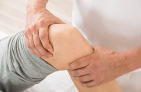 Woda w kolanie - objawy, przyczyny i leczenie
