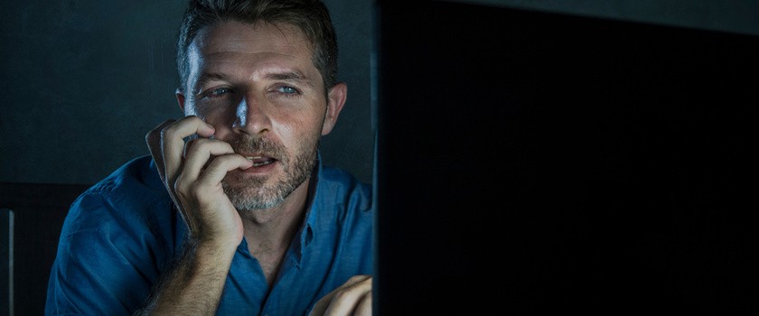 Mężczyzna cierpiący na seksoholizm ogląda w Internecie pornografię