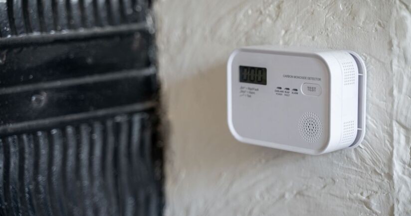 Czujnik czadu obok piecyka gazowego. Zatrucie czadem, zatrucie tlenkiem węgla.