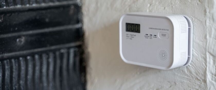 Czujnik czadu obok piecyka gazowego. Zatrucie czadem, zatrucie tlenkiem węgla.