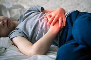 Ból brzucha u dziecka – co go powoduje? Domowe sposoby na bolący brzuch dziecka