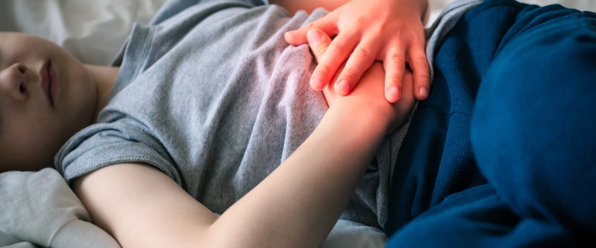 Ból brzucha u dziecka – co go powoduje? Domowe sposoby na bolący brzuch dziecka