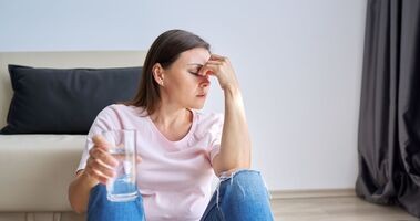 Zdenerwowana kobieta, nerwica, jak objawia się nerwica
