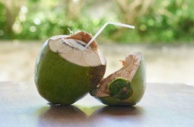Woda kokosowa – jakie ma zalety? Jak często ją pić? Czy jest naturalnym izotonikiem?