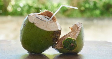 Woda kokosowa – jakie ma zalety? Jak często ją pić? Czy jest naturalnym izotonikiem?