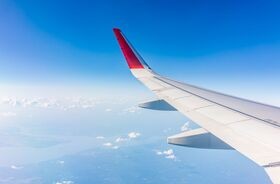 lot samolotem, widok z okna samolotu na skrzydło i niebo