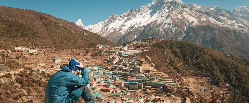 Mężczyzna z chorobą wysokościową siedzi w górach