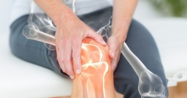 ból stawów, osoba z bakteryjnym zapaleniem stawów trzyma się za kolano