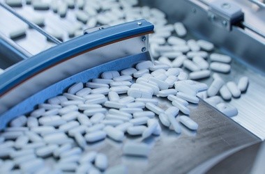 tabletki na tasmie produkcyjnej